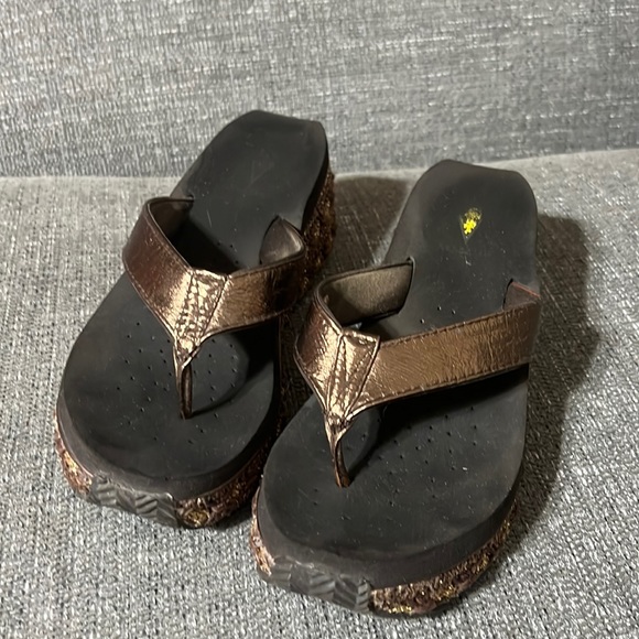 VOLATILE Women's Flip Flop Wedge Sandal. Size 8 - Picture 1 of 7